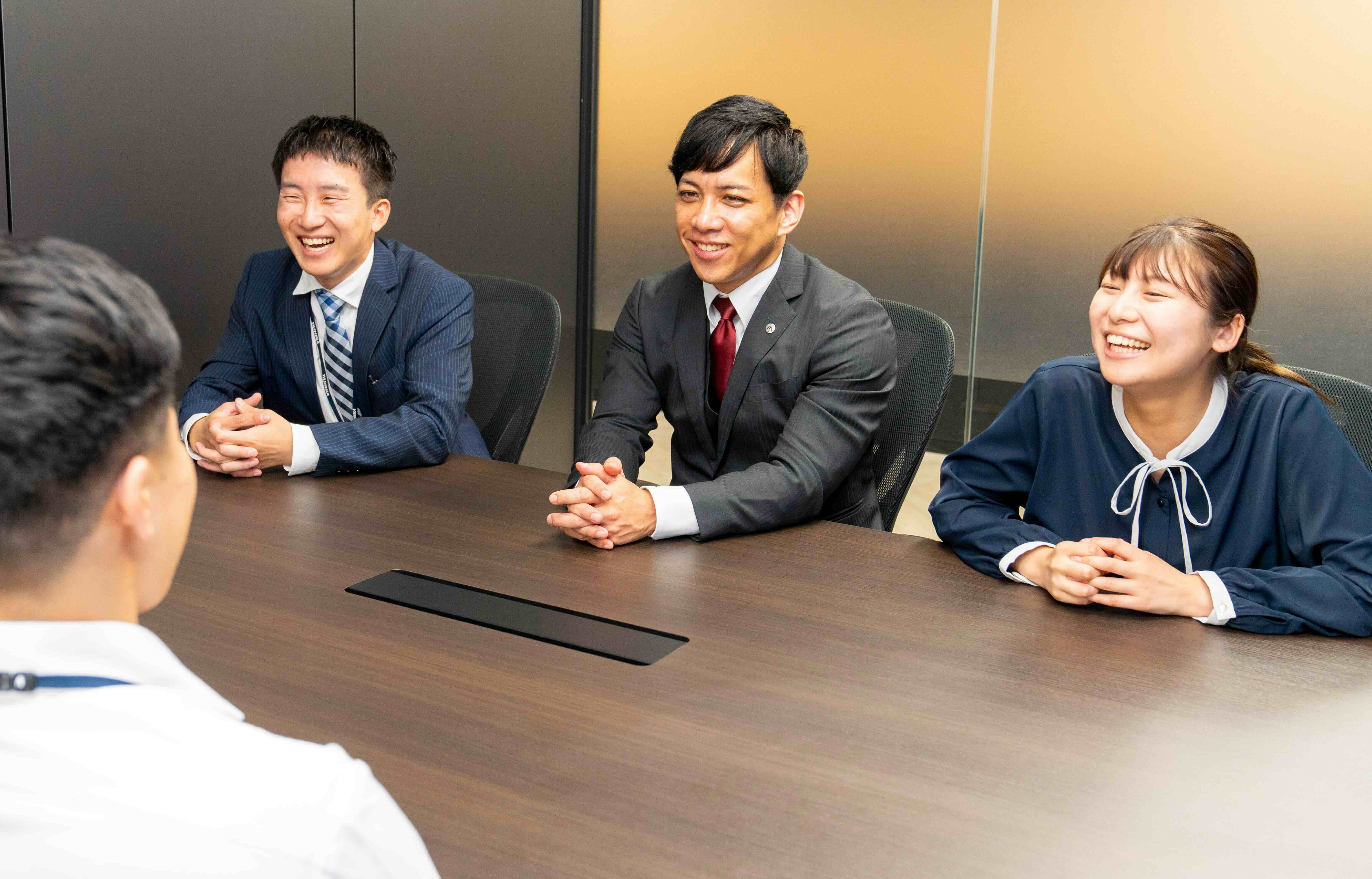 社員談笑写真